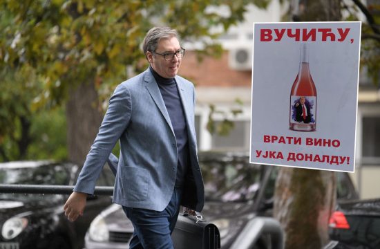 Aleksandar Vučić, plakat, Vučiću vrati vino ujka Donaldu