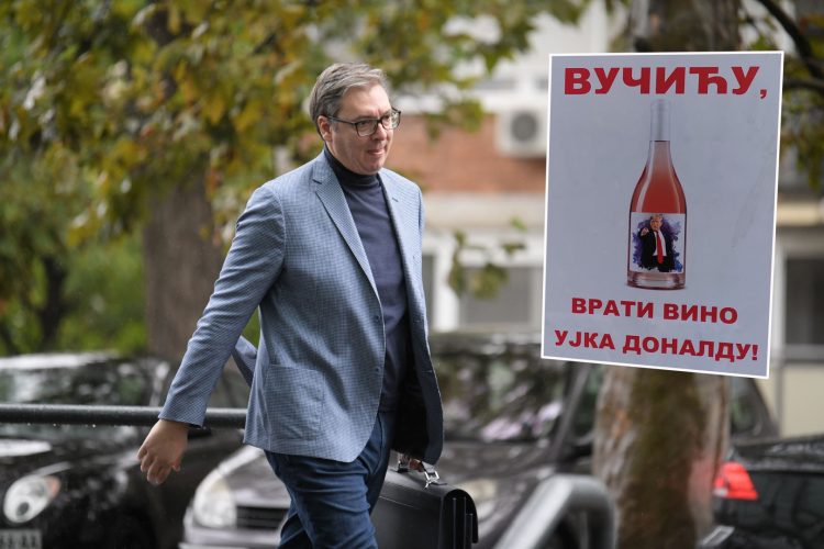 Aleksandar Vučić, plakat, Vučiću vrati vino ujka Donaldu