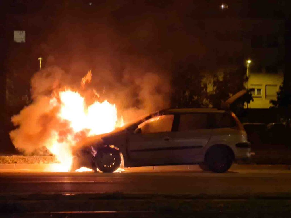 Zapaljen automobil, automobil u plamenu, vatra, Jurija Gagarina, Novi Beograd, Blok 70