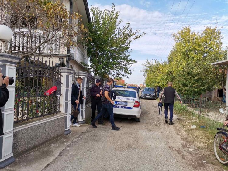 Policija odvodi ženu uhapšenog Gorana Džonića, Goran Džonić, ubica, njiva, pretraga, pretraživanje, kuća Gorana Džonića, ubice porodice Đokić, Djokić