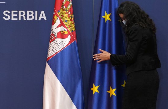 Zastava Srbije i zastava Evropske unije
