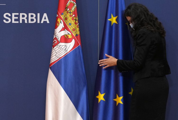 Zastava Srbije i zastava Evropske unije