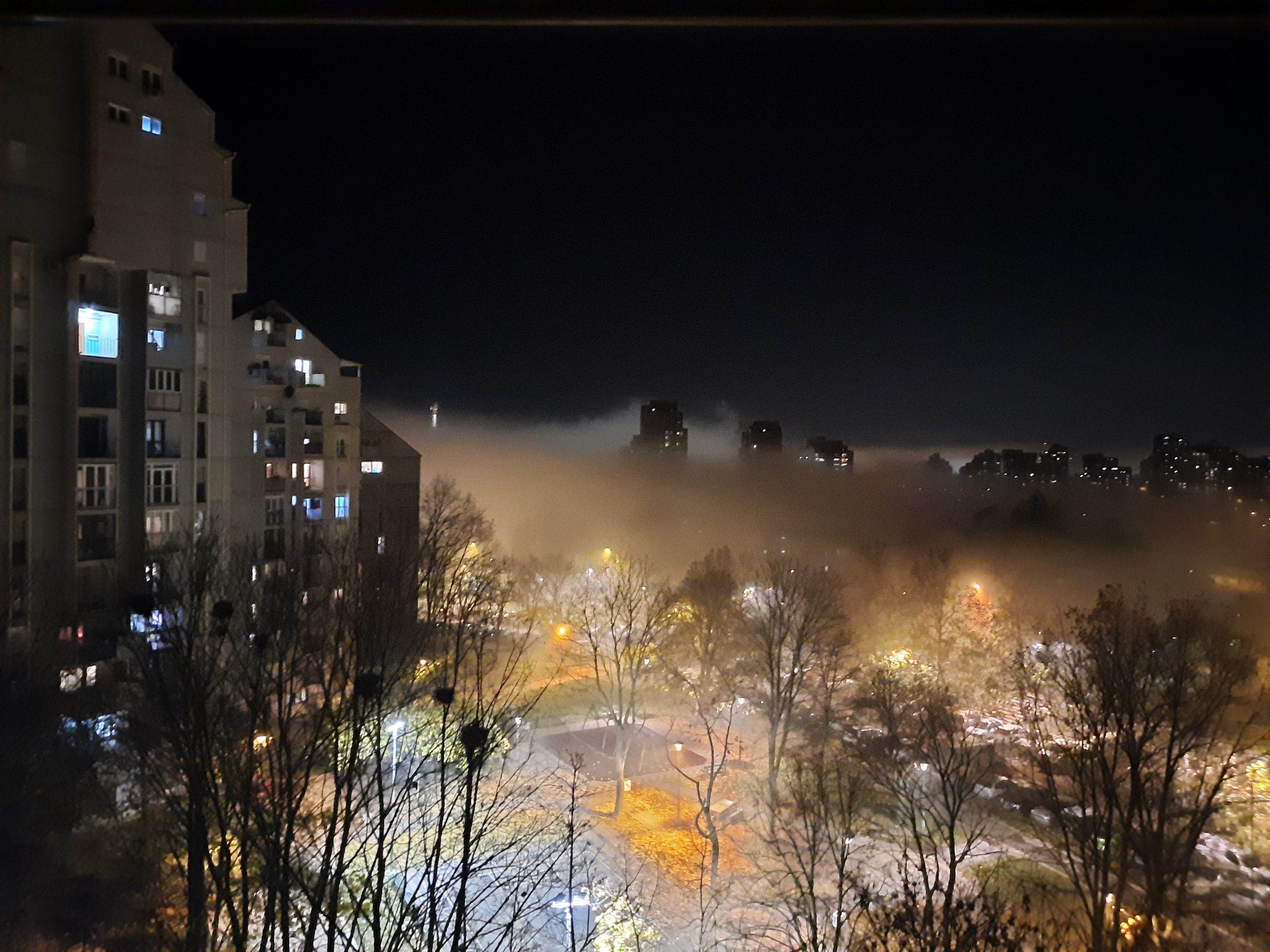 Labudovo brdo, 11. 11. 2021. magla, smog, noć, zagađenje, zagadjenje