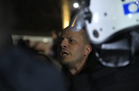 Protestni skup, protest, Cvetni trg, mural Ratka Mladića na Vračaru, policija