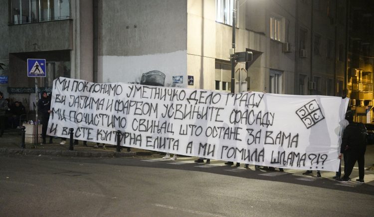 Poruka, transparent u stihu. Mural Ratka Mladića na Vračaru, Simo Spasić, Sima Spasić