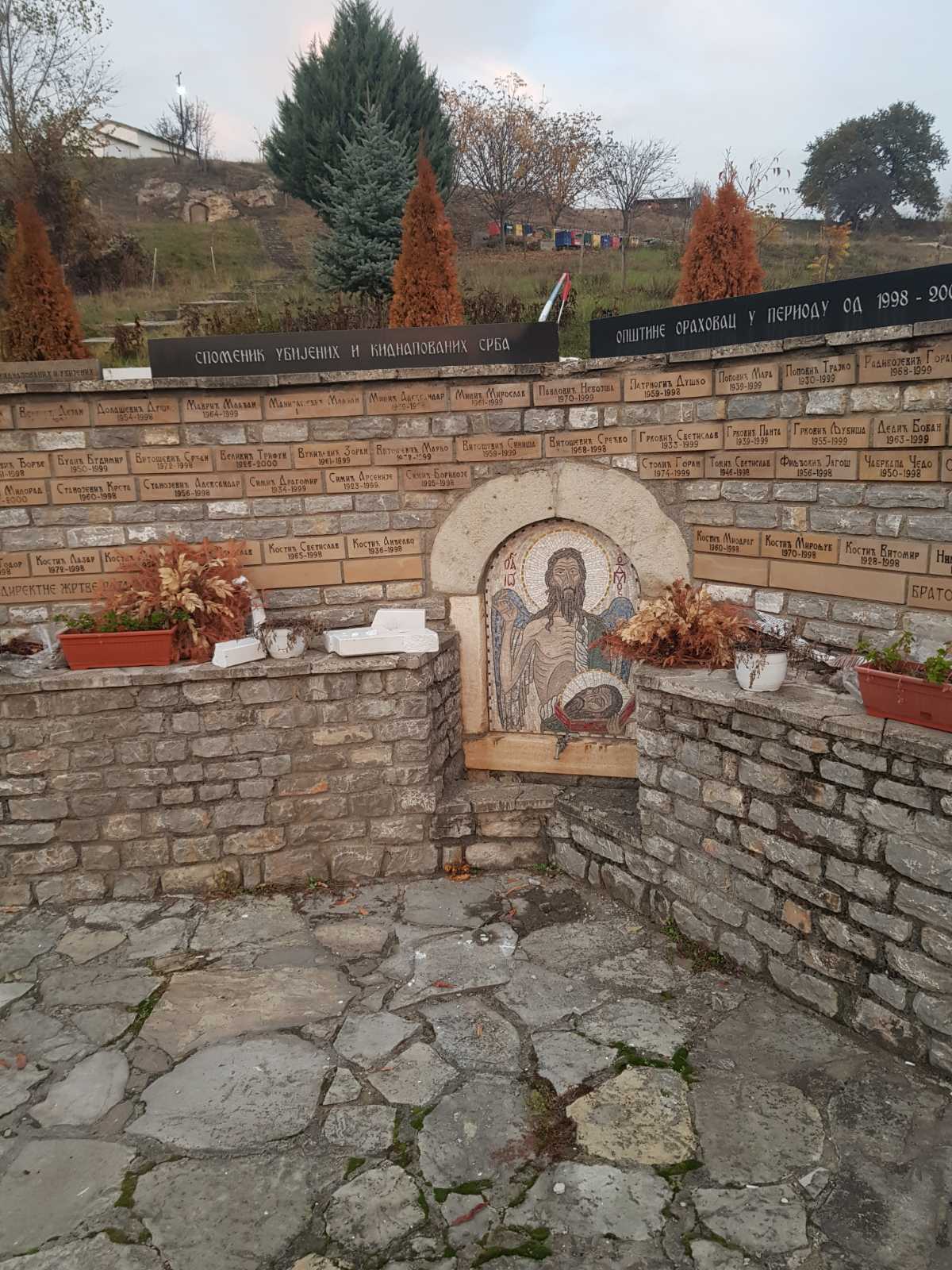 Oskrnavljen spomenik ubijenim i kidnapovanim Srbima sa teritorije Orahovca, Kosovo i Metohija, skrnavljenje, spomenik