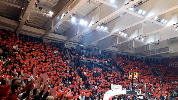 Atmosfera pred derbi, navijači Zvezde obojili Pionir u crveno