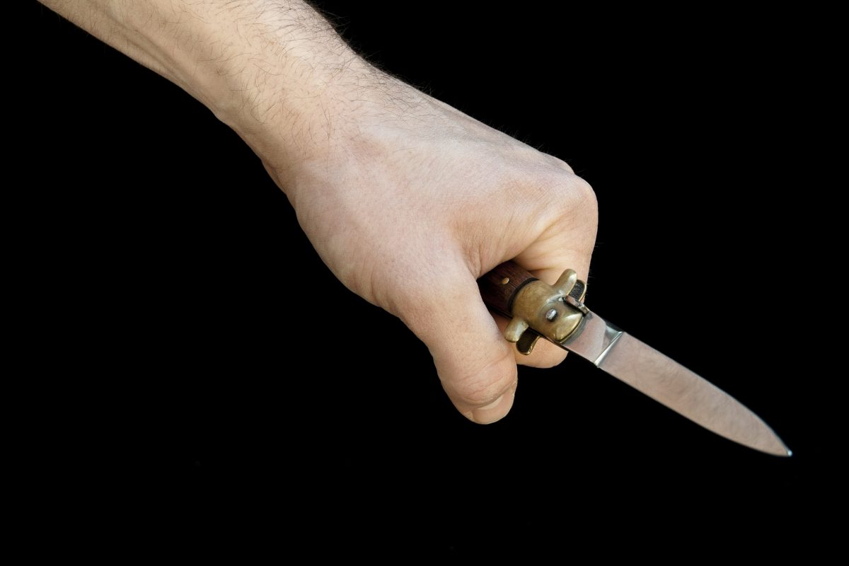 Дерево. Нож для похода в лес. Кинжал воткнутый в дерево. Нож закопать. Нож закопать.