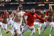 Aleksandar Mitrović slavi gol za pobedu u Portugalu
