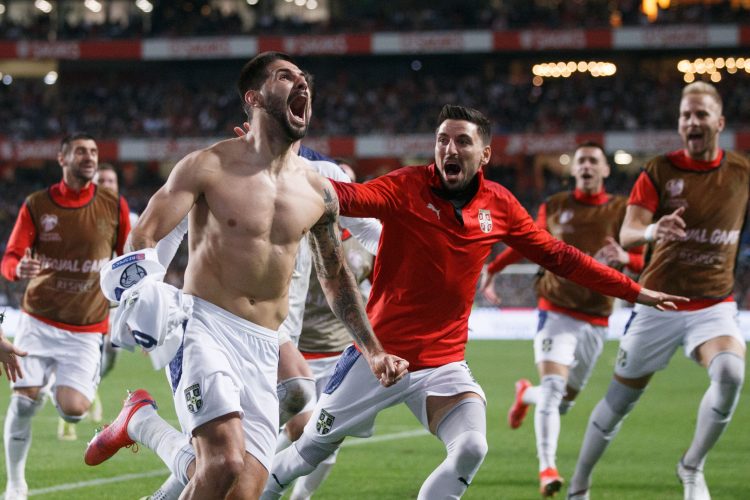 Aleksandar Mitrović slavi gol za pobedu u Portugalu