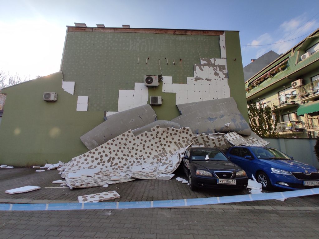 Novi Sad 16.11.2021. Košava srušila fasadu na zgradi u ulici Kolo Srpskih sestara, fasada, zgrada, pala fasada