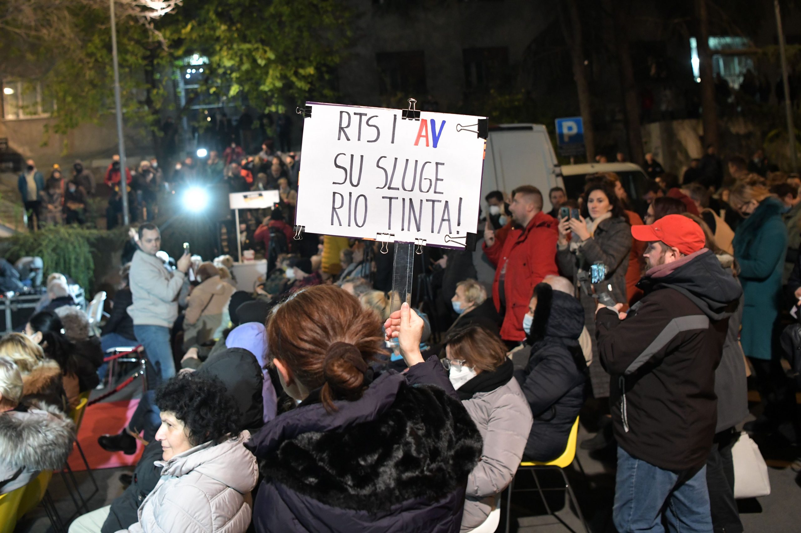 Protest pod nazivom Srbija nije na prodaju, ispred zgrade RTS-a povodom reklame protiv kompanije Rio Tinto. RTS, Takovska, Radio televizija Srbije, protest, reklama, Rio Tinto, Kreni promeni