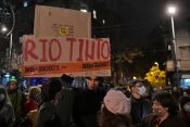 Protest pod nazivom Srbija nije na prodaju, ispred zgrade RTS-a povodom reklame protiv kompanije Rio Tinto. RTS, Takovska, Radio televizija Srbije, protest, reklama, Rio Tinto, Kreni promeni