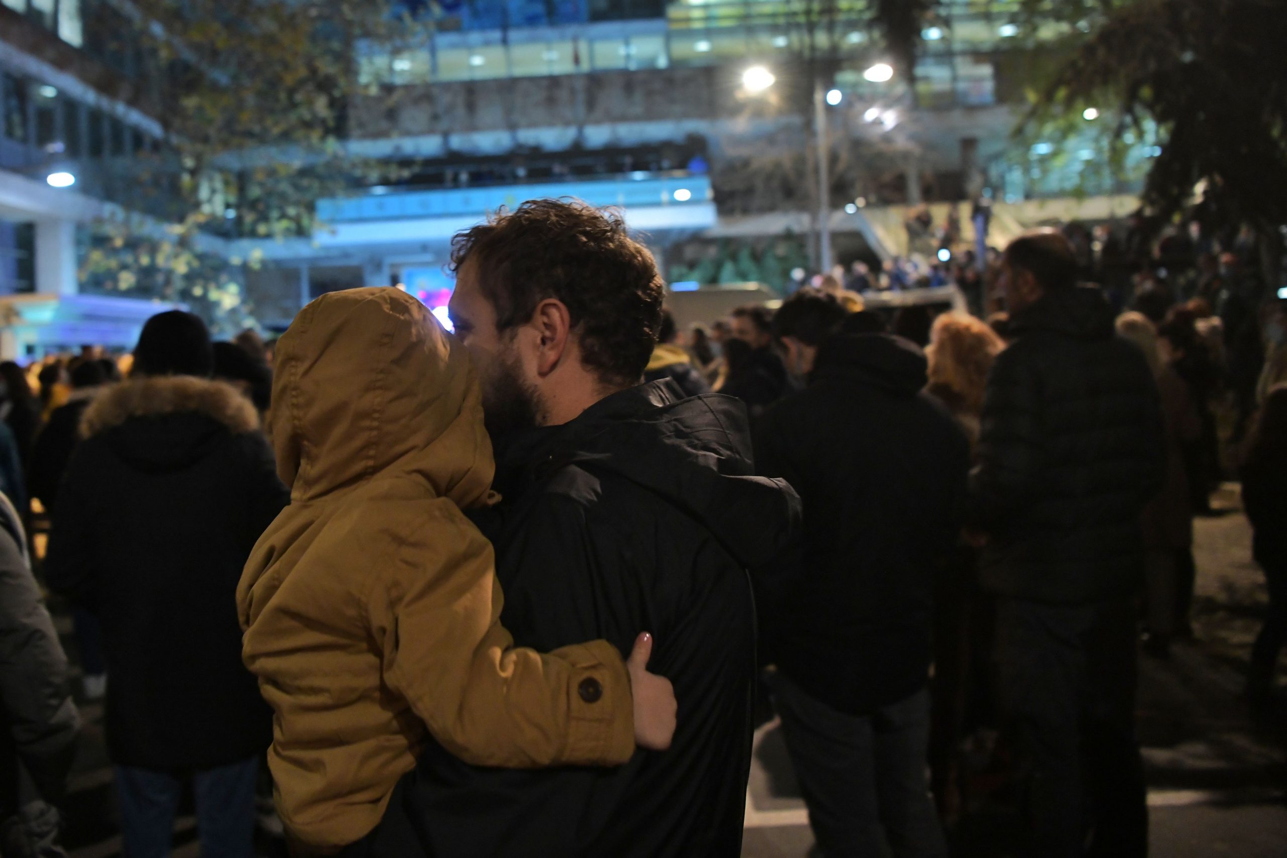 Protest pod nazivom Srbija nije na prodaju, ispred zgrade RTS-a povodom reklame protiv kompanije Rio Tinto. RTS, Takovska, Radio televizija Srbije, protest, reklama, Rio Tinto, Kreni promeni