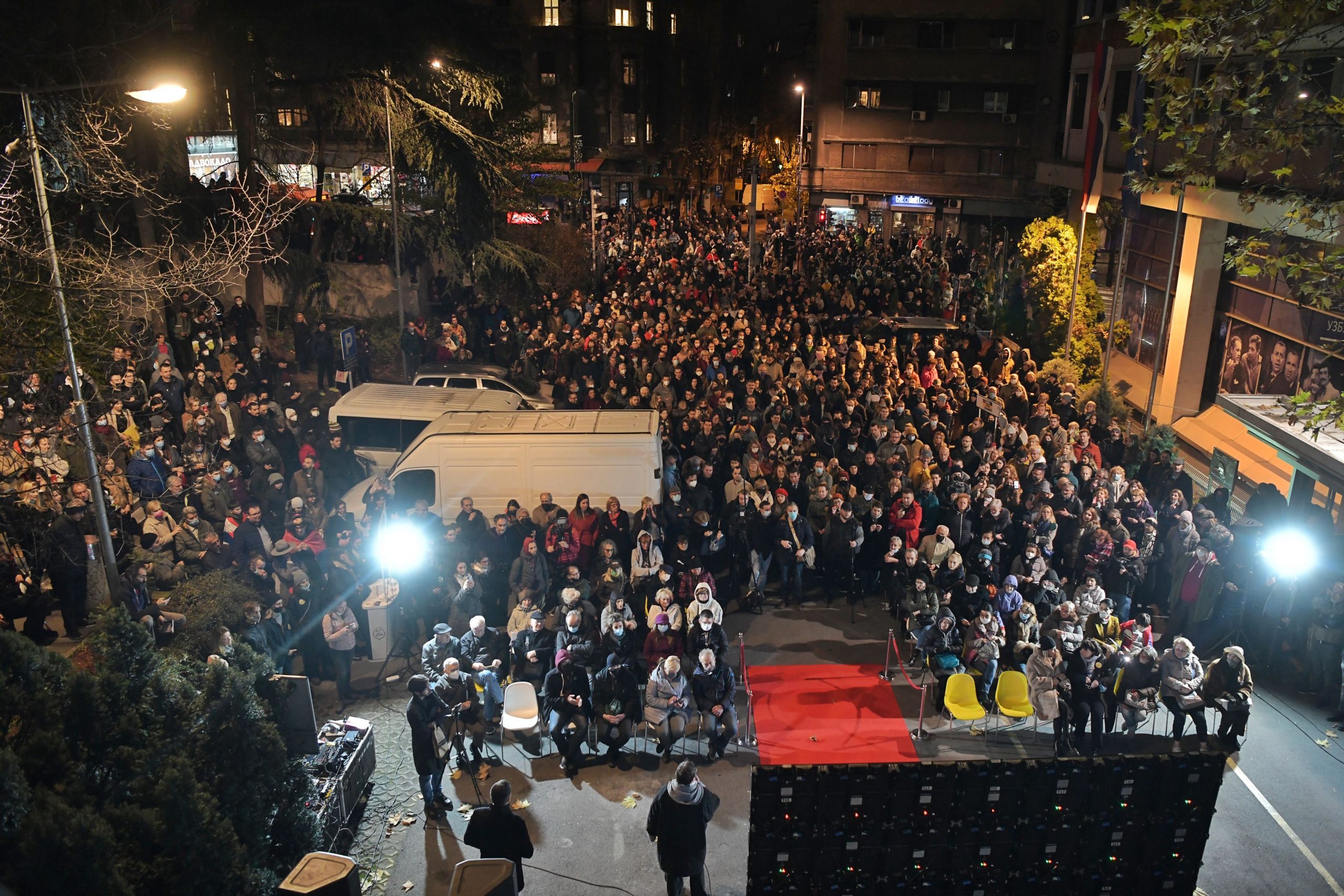 Protest pod nazivom Srbija nije na prodaju, ispred zgrade RTS-a povodom reklame protiv kompanije Rio Tinto. RTS, Takovska, Radio televizija Srbije, protest, reklama, Rio Tinto, Kreni promeni