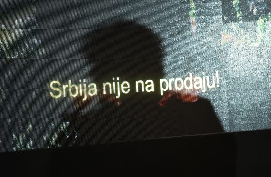 Protest pod nazivom Srbija nije na prodaju, ispred zgrade RTS-a povodom reklame protiv kompanije Rio Tinto. RTS, Takovska, Radio televizija Srbije, protest, reklama, Rio Tinto, Kreni promeni