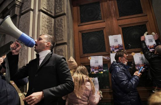 Protest pod nazivom Srbija nije na prodaju, protestna šetnja do Vlade Srbije, povodom reklame protiv kompanije Rio Tinto. RTS, Vlada Srbije, QR kod, kodovi, protest, reklama, Rio Tinto, Kreni promeni, policija