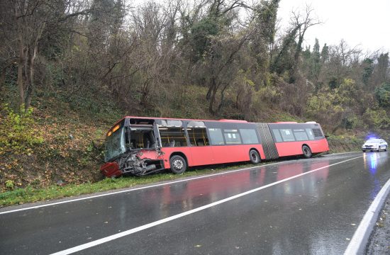Prevrnuti autobus saobracajna nesreca