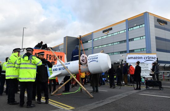Ekološski aktivisti blokirali magacine giganta sirom Velike Britanije Amazon