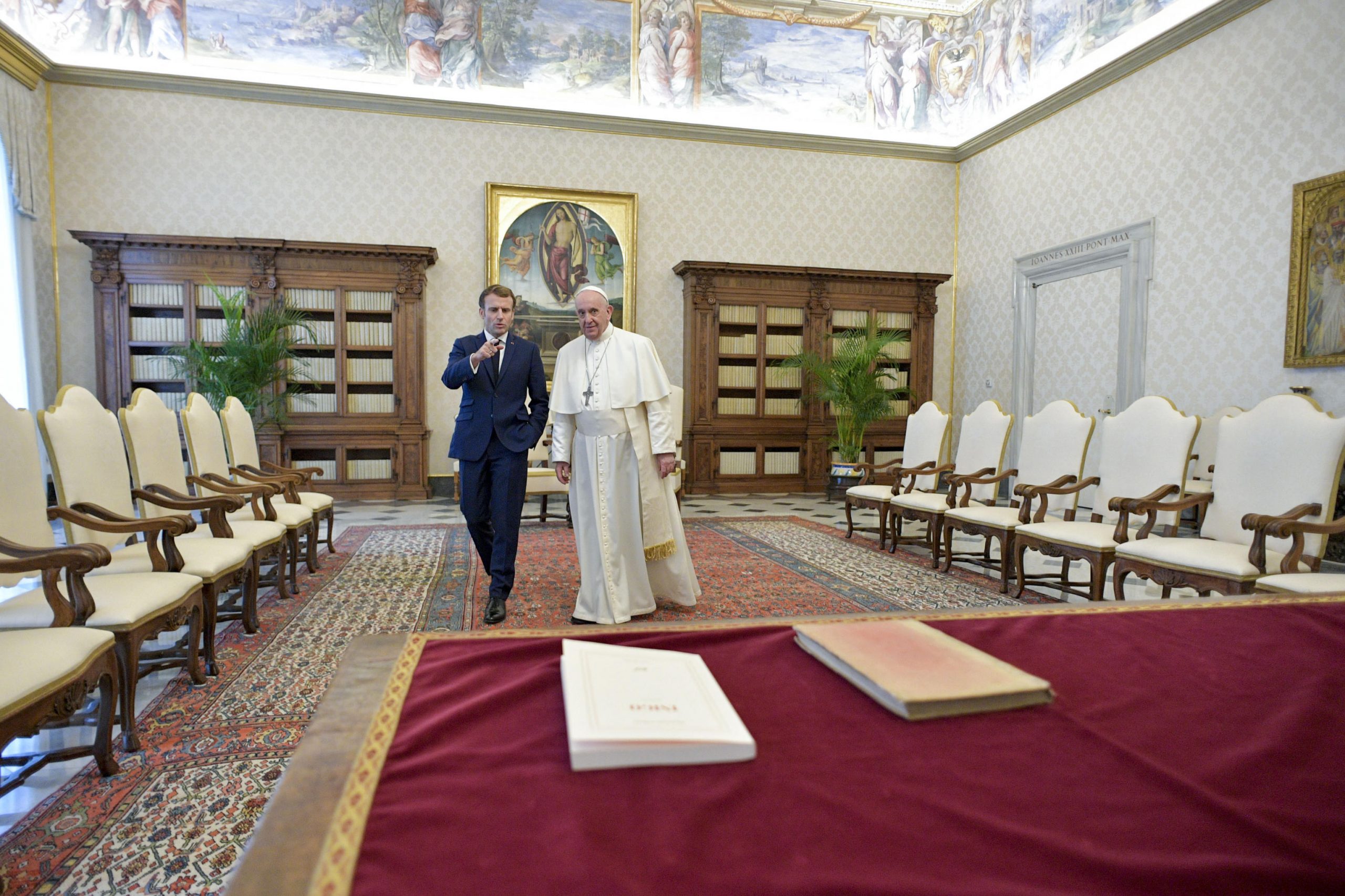 Papa Franja i Emanuel Makron