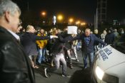 Sukob demonstranata i pristalica SNS-a na autoputu