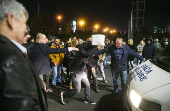 Sukob demonstranata i pristalica SNS-a na autoputu