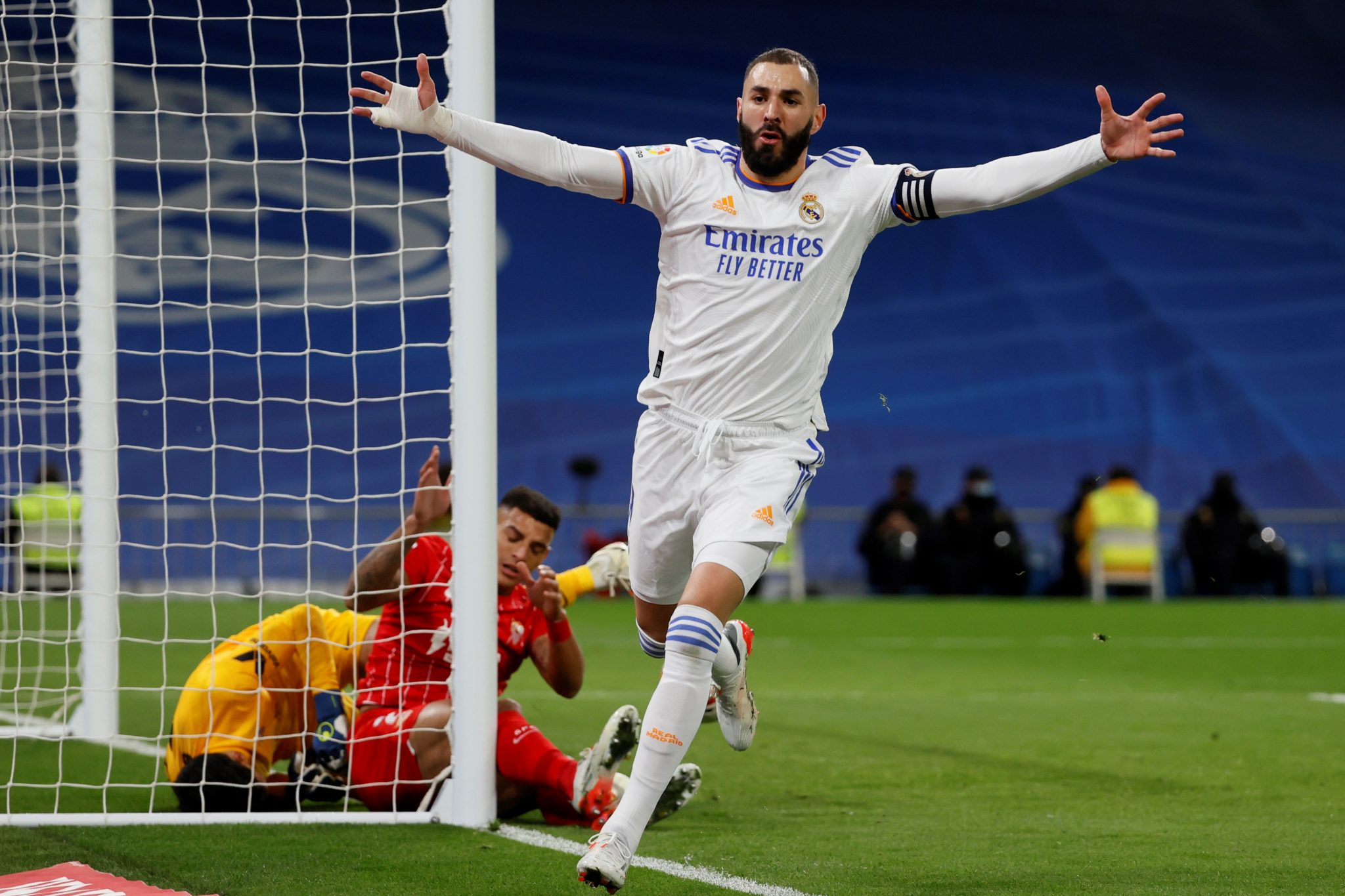 Бесплатная севилья. Реал Мадрид Севилья. Benzema goal. Sevilla Players Blue.