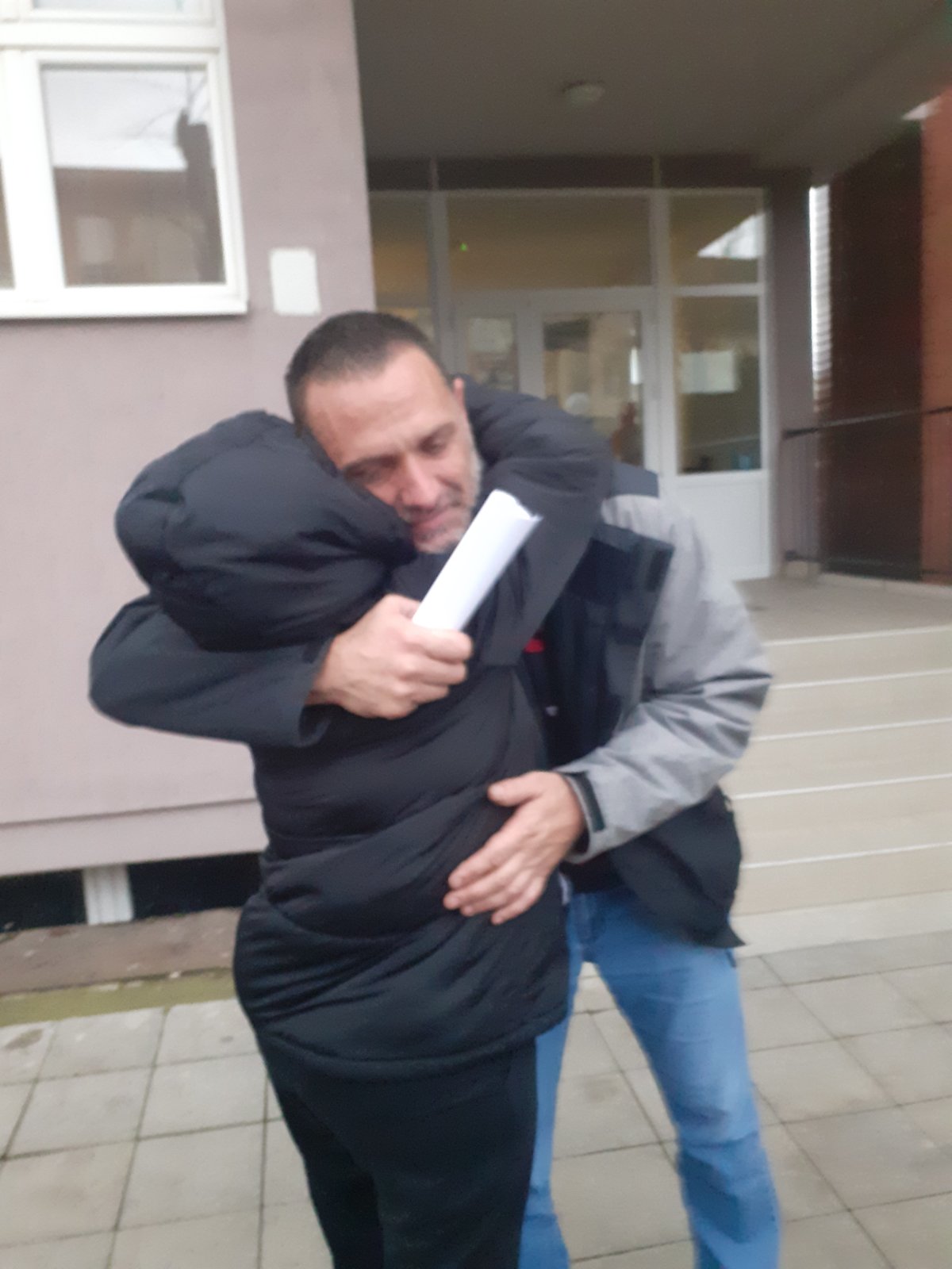 Dejan Jovanović, Lazarevac, pušten iz pritvora, pomogao policajki da ustane, uhapšen zbog napada na službeno lice