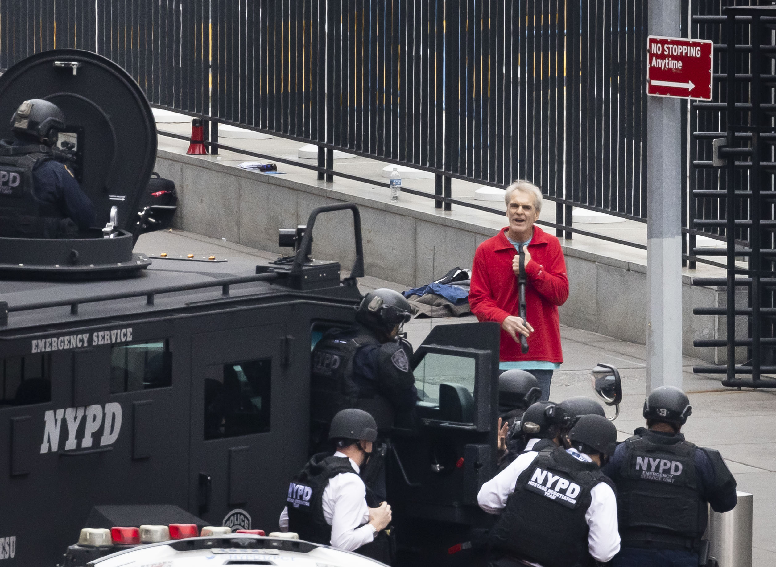 Naoruzana osoba ispred zgrade UN