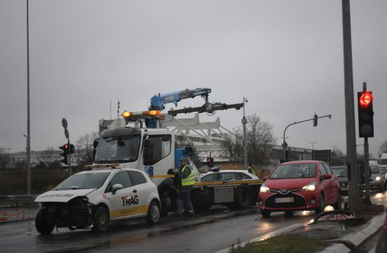 Saobraćajna nesreća na putu Pančevo Beograd. Udes, policijski auto, policijsko vozilo, saobraćajka, hronika