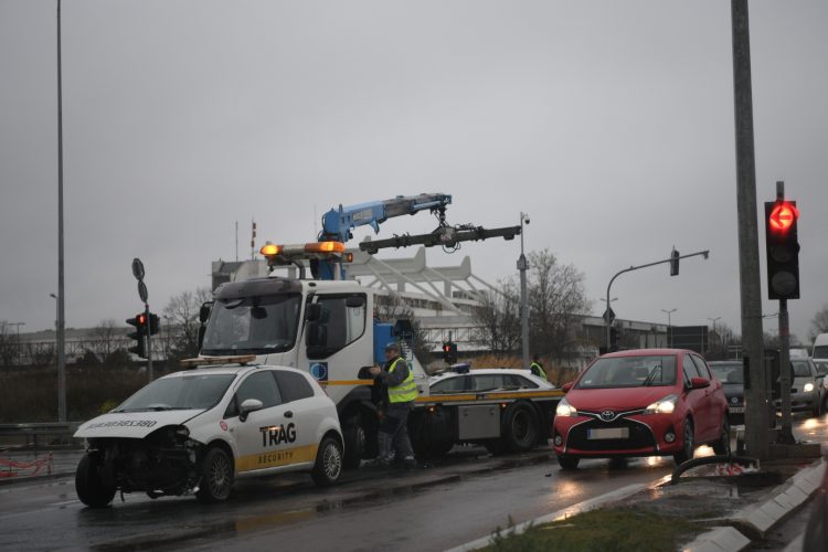 Saobraćajna nesreća na putu Pančevo Beograd. Udes, policijski auto, policijsko vozilo, saobraćajka, hronika