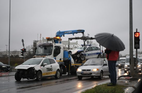 Saobraćajna nesreća na putu Pančevo Beograd. Udes, policijski auto, policijsko vozilo, saobraćajka, hronika