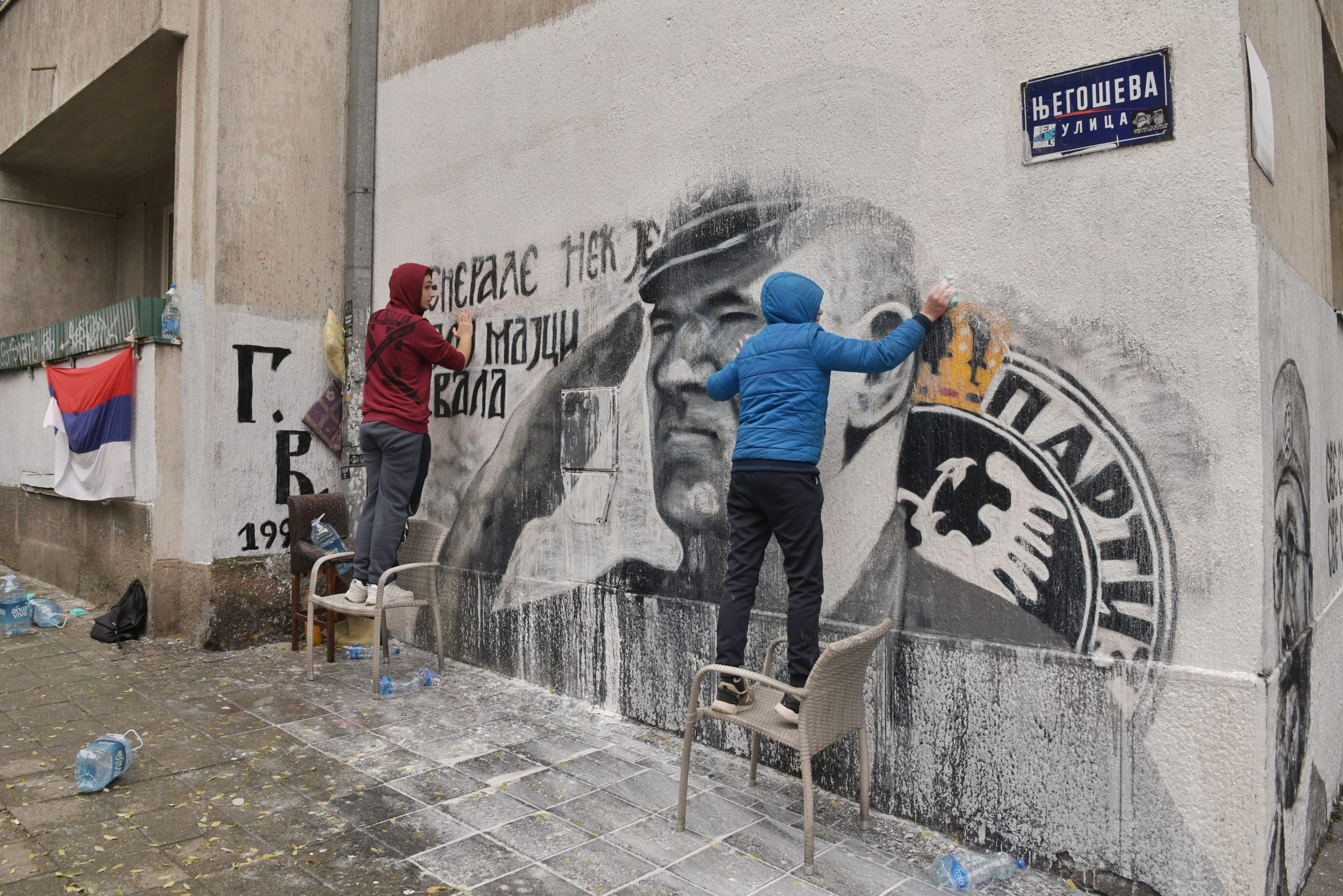 Skidanje farbe sa murala Ratka Mladića u Njegoševoj Foto: Goran Srdanov