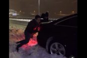 Tomislav Momirov gura automobil koji se zaglavio u snegu