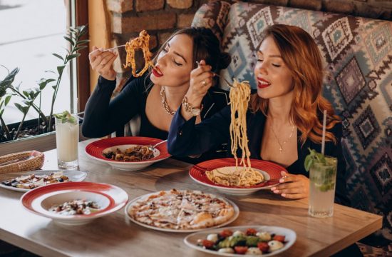 Špagete, pasta, italijanska kuhinja, hrana, devojke, žene, drugarice, ručak