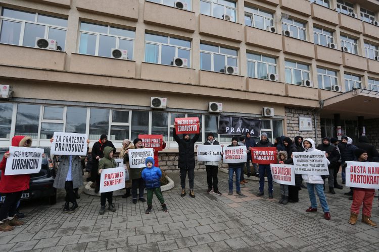 Novi Pazar Protest pod nazivom Novi Pazar uStaje, protest ispred zgrade Gradske uprave, Gradska uprava