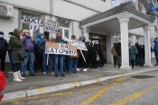 Batočina, protest ispred zgrade Skupštine opštine Batočina