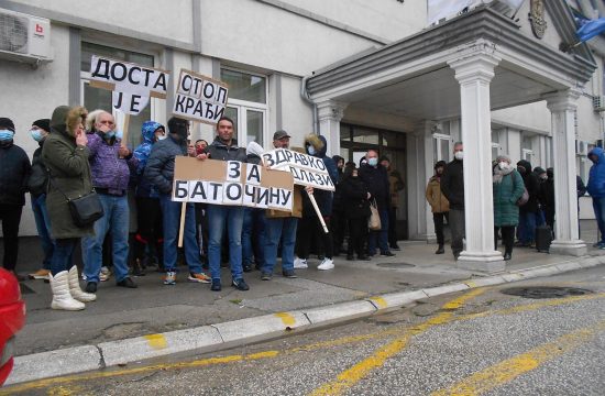Batočina, protest ispred zgrade Skupštine opštine Batočina