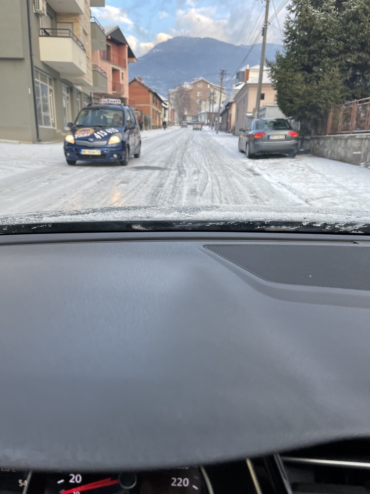 Vranje sneg, kolaps u sobraćaju, neočišćene ulice, kolovoz pod snegom, slab sneg, vreme