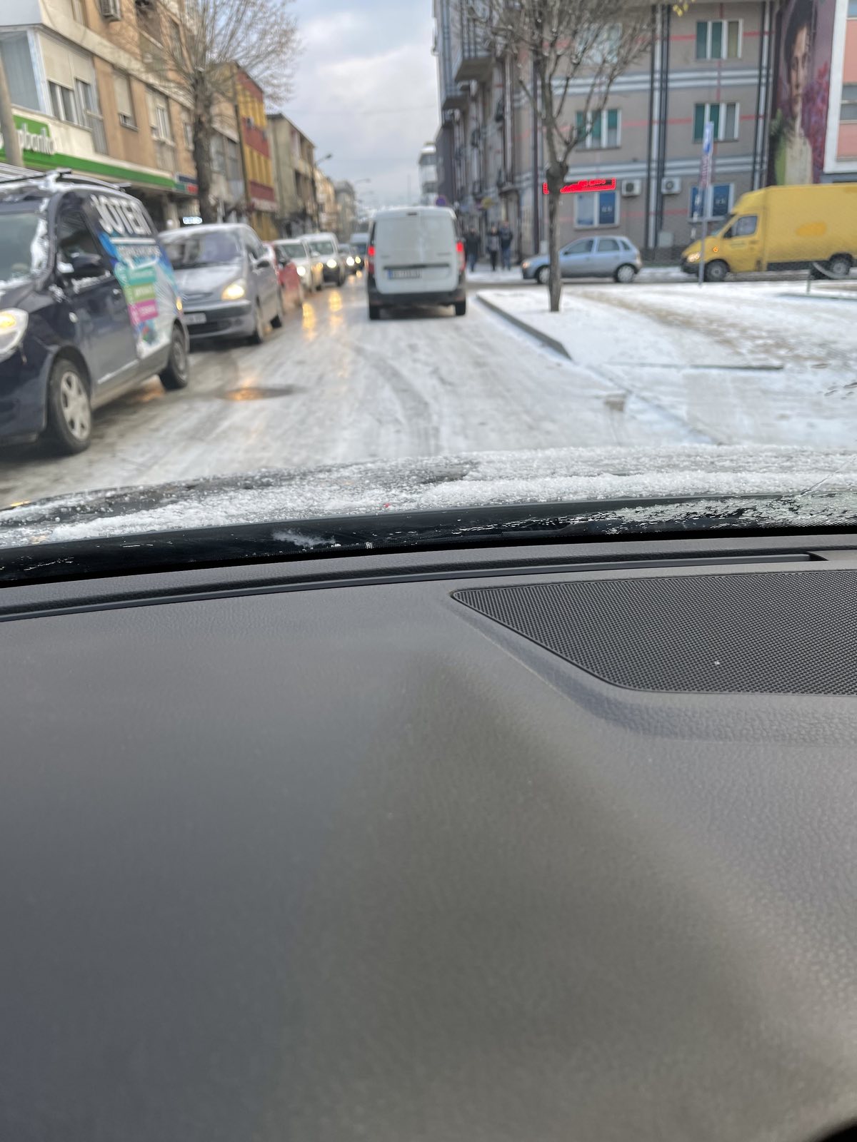 Vranje sneg, kolaps u sobraćaju, neočišćene ulice, kolovoz pod snegom, slab sneg, vreme