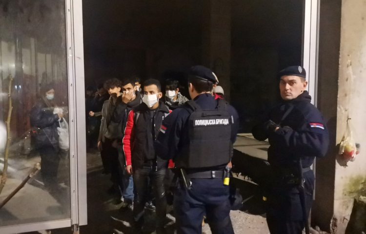 Ilegalni migranti, policija, prihvatni centar