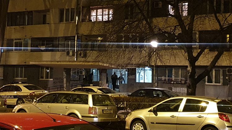 Policijski uviđaj ispred zgrade na Novom Beogradu u kojoj je izboden mladić FOTO: Nova.rs