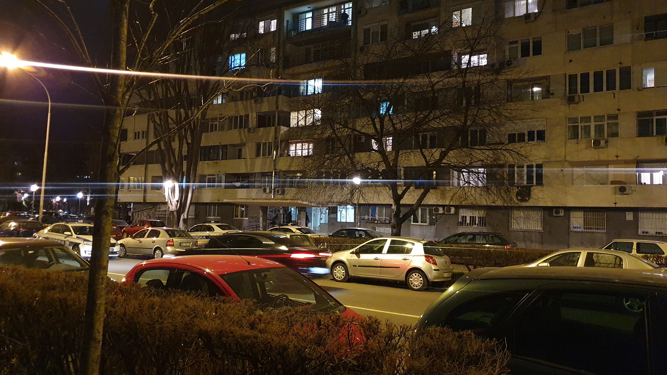 Policijski uviđaj ispred zgrade na Novom Beogradu u kojoj je izboden mladić FOTO: Nova.rs