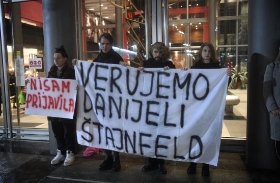 Protest podrske Danijeli Stajnfeld ispred JDP-a
