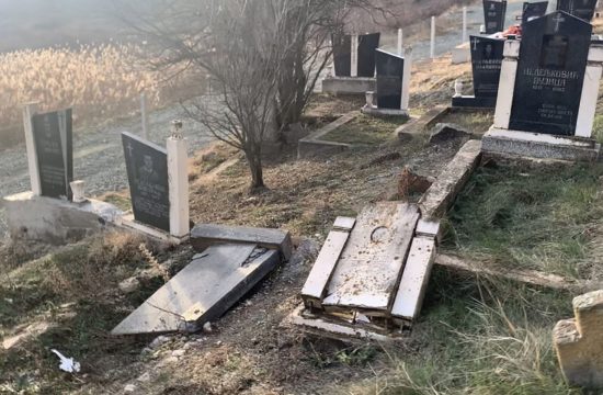 Polomljeni spomenici na pravoslavnom groblju u Kisnici