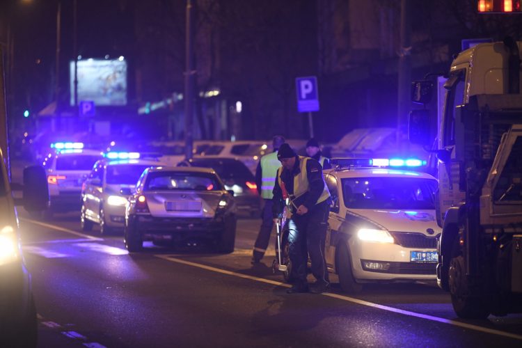 Saobraćajna nesreća, sudar, noć, mrak, veče, policija, saobraćajna policija, uviđaj, uvidjaj