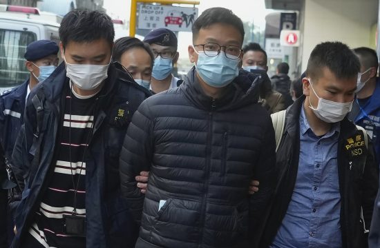 Policija Hong Konga hapsi Patrika Lama, urednika portala "Stend njuz" FOTO: AP Photo/Vincent Yu