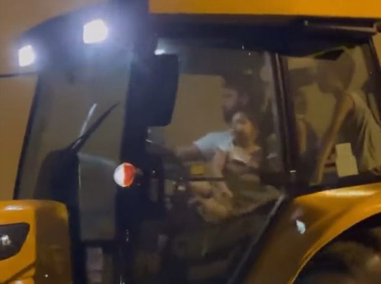 Dijego Kosta vozi traktor i ide sa decom na utakmicu
