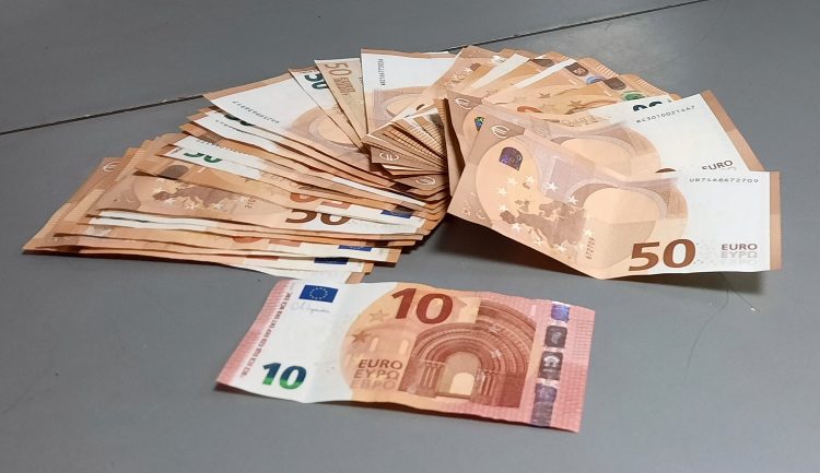 Zaplena evro novac