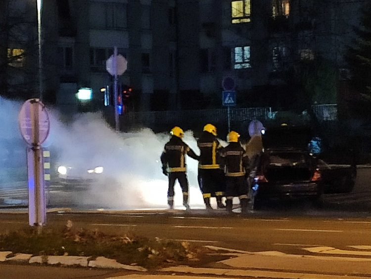 Vatrogasci, zapaljen automobil, zapalio se automobil, gašenje požara